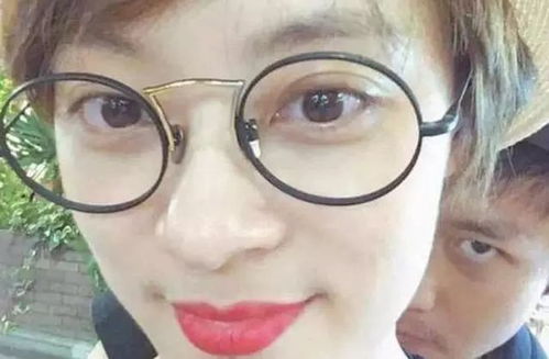 孙俪晒自拍,不料被背后邓超的表情包抢镜,网友邓超嘴是重点