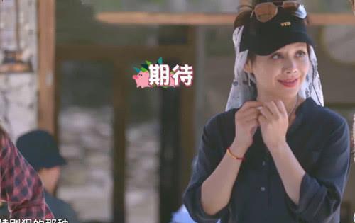 难怪王源表演的魔术如此神奇,看到他做的小动作,杨超越表情绝了