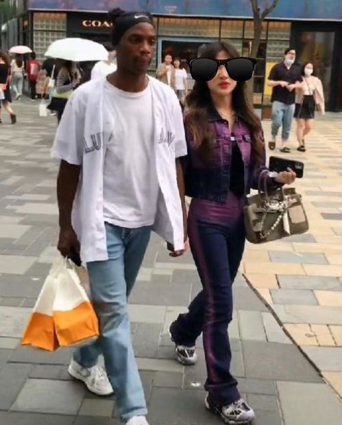 女子跟黑人男友逛街,脸上的表情很满足,网友离婚了无人敢娶