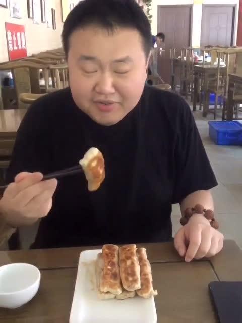 地道的北京人吃火烧,表情太搞笑,说话太逗人