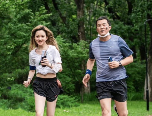 14岁李嫣染发穿西装逛街,谁注意身后的李亚鹏,父爱是装不出来的