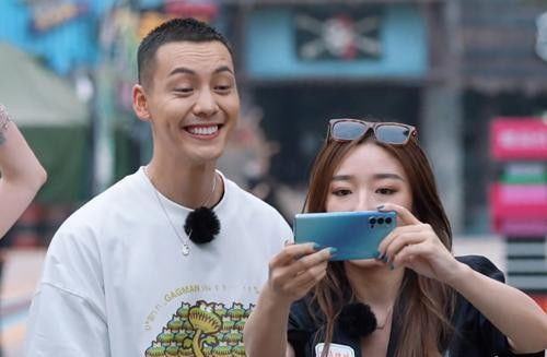 女粉丝与陈伟霆拍照,有谁注意到陈伟霆的表情打脸半个娱乐圈