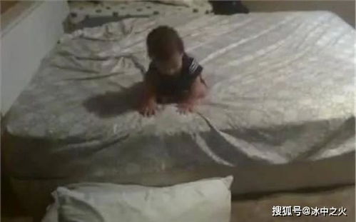 照相机拍下了10个月大的婴儿起床的照片,发现宝宝真逗