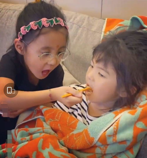 贾静雯晒女儿近照,bo妞新照美了好几度,盘腿而坐表情却生无可恋