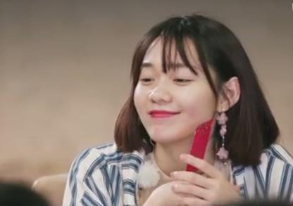 吴宣仪奶奶给火箭少女发红包,谁注意杨超越打开后的表情不知足