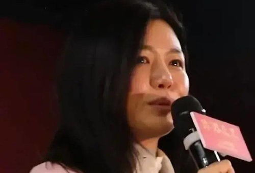 37岁陈妍希又胖了穿针织衫包不住腰,脸比小笼包还要圆