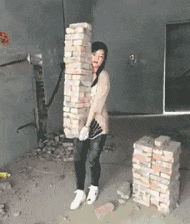 大哥,切个洋葱你连头盔都带上了不过你的头盔好个性
