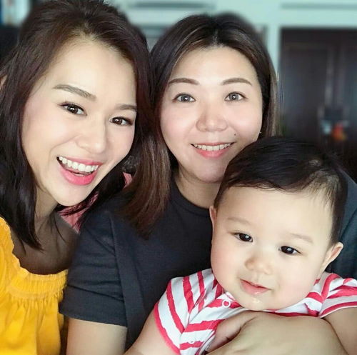 胡杏儿和老公为儿子庆祝1岁生日,宝宝被亲出表情包萌态十足