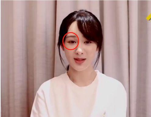 杨紫近照曝光引热议,面无表情苹果肌,僵硬像网红