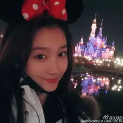 从小喜欢米奇的关晓彤,这一次在迪士尼玩开心了