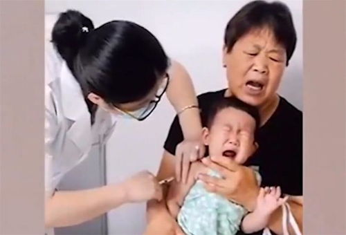 护士打针表情包祖孙