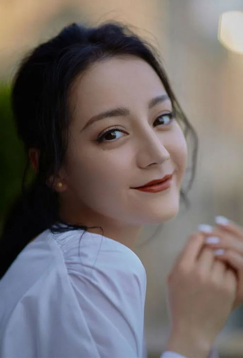 迪丽热巴的三角鼻真绝侧脸五官超立体,女明星都没几个能比