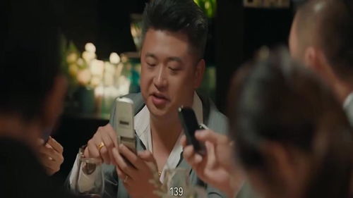 北京女子图鉴陈可在餐桌上插不上话,独自一人玩着假花,总裁却是这般表情