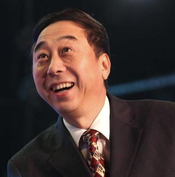 62岁冯巩近况曝光自弹自唱演搞笑视频,数小时获赞过万人气不减