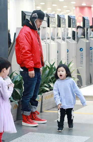 包贝尔夫妇穿情侣装现身女儿包饺子扮鬼脸萌翻了