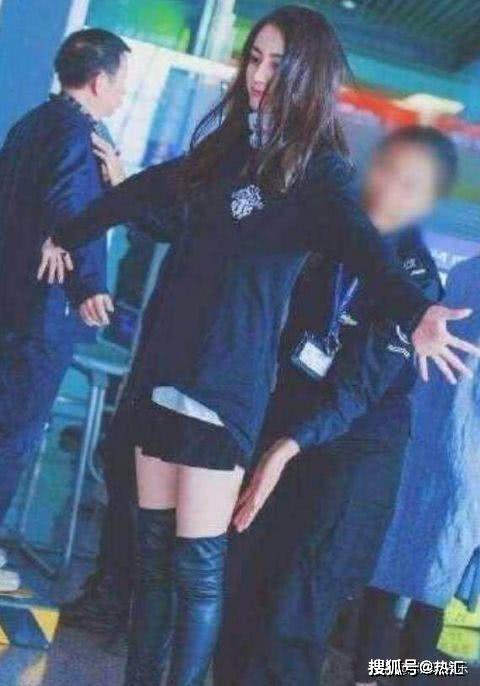 明星过安检鹿晗呆萌,千玺骚气,迪丽热巴这张却惹怒粉丝