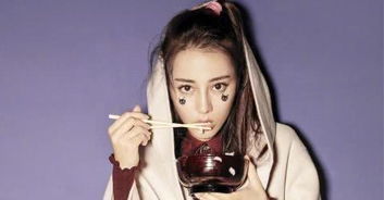 迪丽热巴原来很接地气,新年包饺子美极了,一袭红裙气质十足