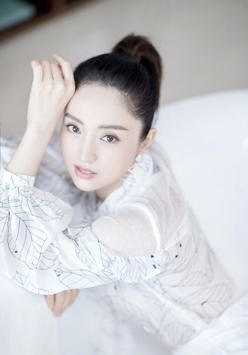 董璇40岁依旧满满少女感衬衫搭配半身裙甜美可人,宛如仙女下凡