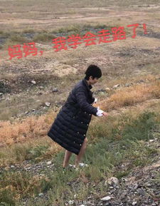 马思纯和好友旅行搞怪合影做表情包欢乐多