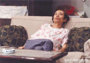 葛优躺已经过时了,来看看黄渤的大妈倚墙,颓废系数五颗星