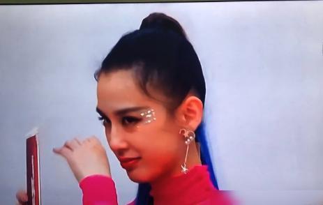 当刘芸被淘汰后,你有注意黄圣依的面部表情吗网友演过头了