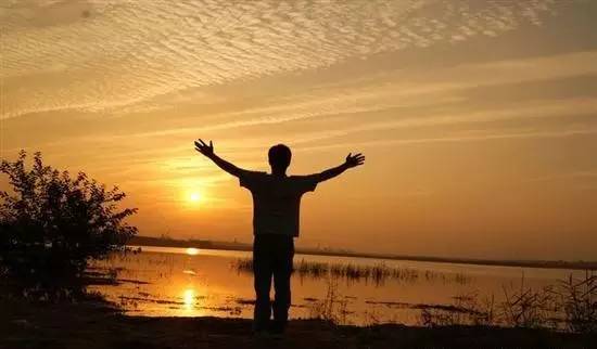 夕阳下的奔跑表情包单反镜头