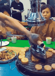 每日一笑妹子长点心吧,这么单薄的衣服还穿出门,我都替你尴尬
