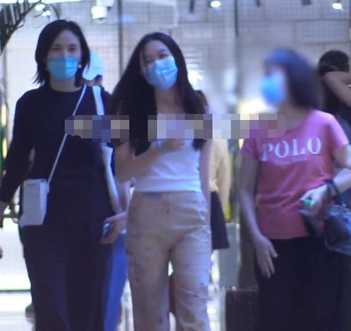 李嫣和大16岁继母逛街被拍,穿白背心显成熟身材,母女同框像姐妹