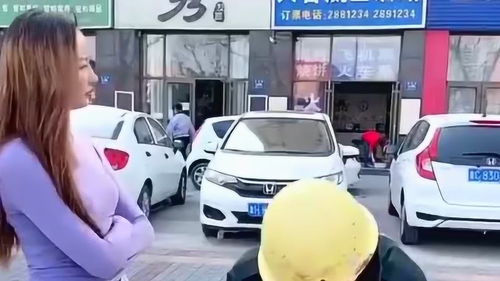 美女手机被丢进垃圾桶,没想到小伙帮捡竟还被骂,这是狗眼看人低吗