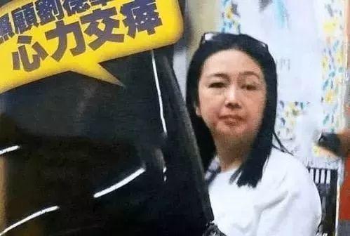 刘德华康复后穿法袍现身寺庙,妻子陪同表情严肃,难道要出家