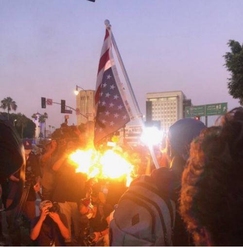 持续升级美国警察暴力执法致黑人死亡引众怒,抗议者冲进警察局放火