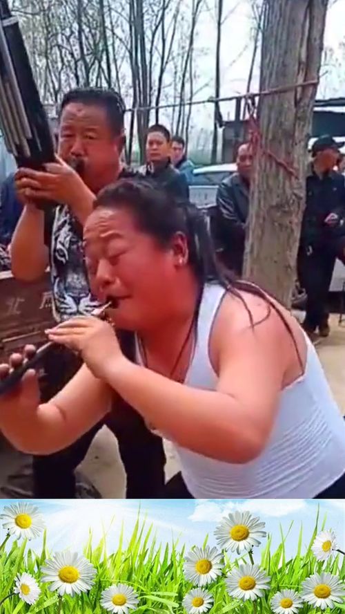 卖力吹唢呐,表情痛苦