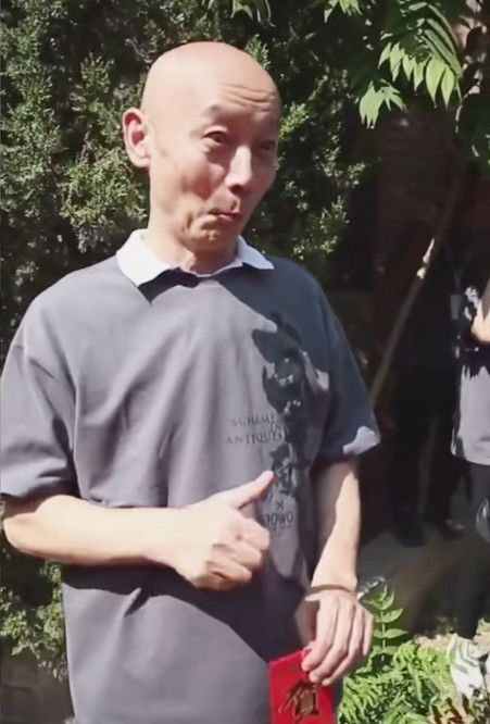 葛优罕见现身电影开机仪式,现场偷瞄红包,表情诙谐
