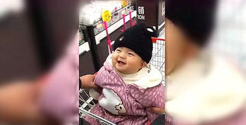女儿真的是小情人,看见爸爸就笑起来,看见妈妈面无表情,太逗了