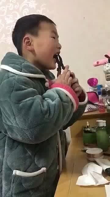 这孩子是个狠人,自己用钳子拔牙,最后的这个表情绝了