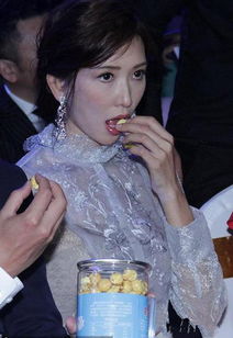 林志玲蕾丝性感出席,吃东西都这么美,这是42岁