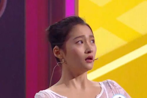 关晓彤唱歌真实水平如何后排坐着华晨宇,他的表情就是证明