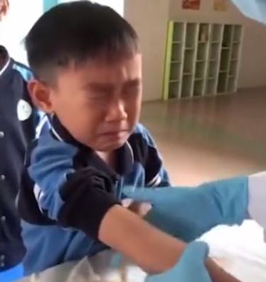 哈哈哈用最怂的表情,说最硬的话老子在幼儿园抽过血,不带怕的