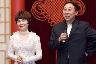 61岁冯巩老婆近照,长相不输女明星,儿子简直是冯巩的翻版
