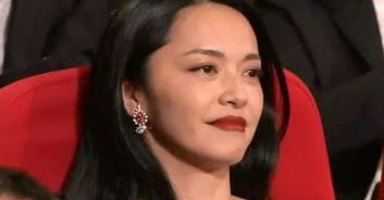 蒋雯丽得白玉兰奖激动不已看到台下女演员的表情,全网沉默了