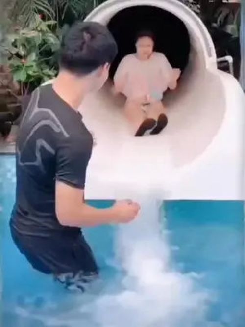 好看的小姐姐一起来玩水夏天该有的样子玩水的小姐姐水上乐园滑滑梯喜欢就关注我吧