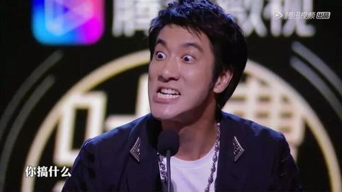 钟爱破洞袜子,神似高晓松,撞脸表情包,他怎么也成宝藏男孩了