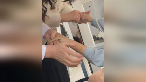 小孩不想打针用笔把血管涂上医生棉签都搓黑了还没找到