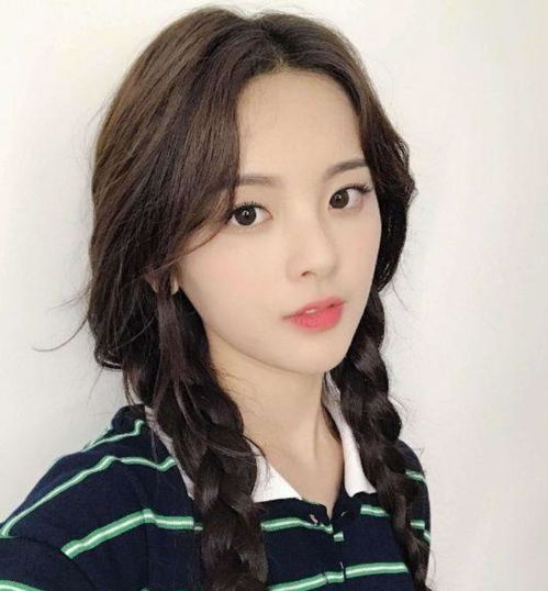 继杨超越之后,虞书欣也拍了水手服写真,谁好看呢