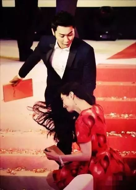 同样是摔跤,胡歌摔出新高度,陈乔恩摔倒在地旁边主持人表情抢镜