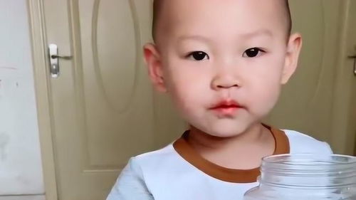 孩子睡醒后非要吃泡脚鸡爪,吃了后的表情也太丰富了,可爱