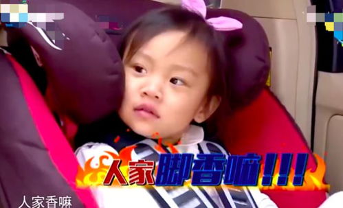 李小璐陪娃夜读,甜馨双眼无神,贾乃亮前妻却精神抖擞