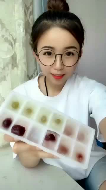 妹子,看你的表情就知道,你手里的糖绝对不好吃