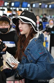 牛仔女郎吴宣仪光脚穿凉鞋却让人心疼