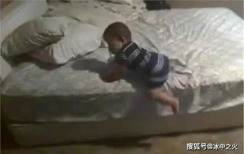 照相机拍下了10个月大的婴儿起床的照片,发现宝宝真逗